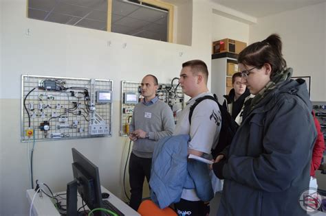 Študenti pracujúci v laboratóriu internetu vecí