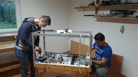 študenti pri fyzikálnom experimente