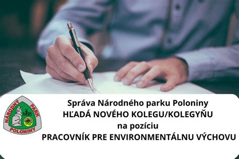 Študent píše seminárnu prácu