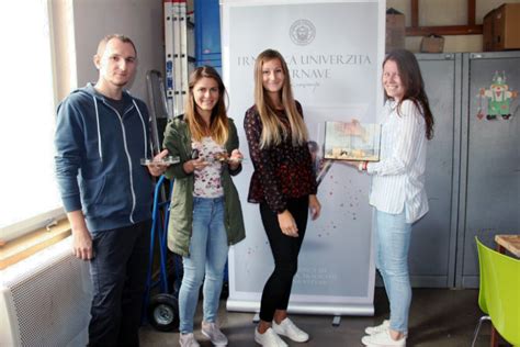 Študenti pri štúdiu biológie