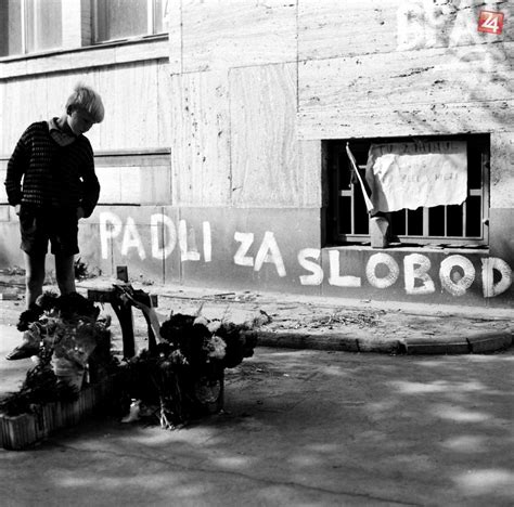 Symbolický kríž za obeť streľby pri budove Univerzity Komenského