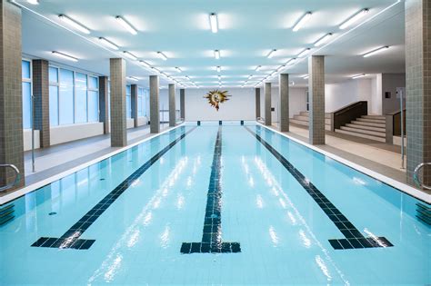 Interiér plaveckého bazéna so štartovnými blokmi