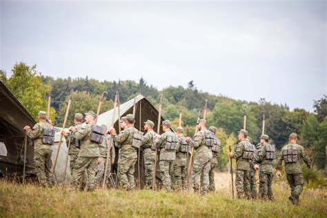 Študenti Akadémie ozbrojených síl pri výcviku