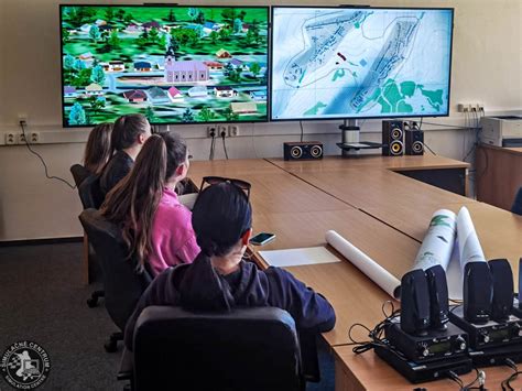 Študenti pracujúci na simulátore v simulačnom centre